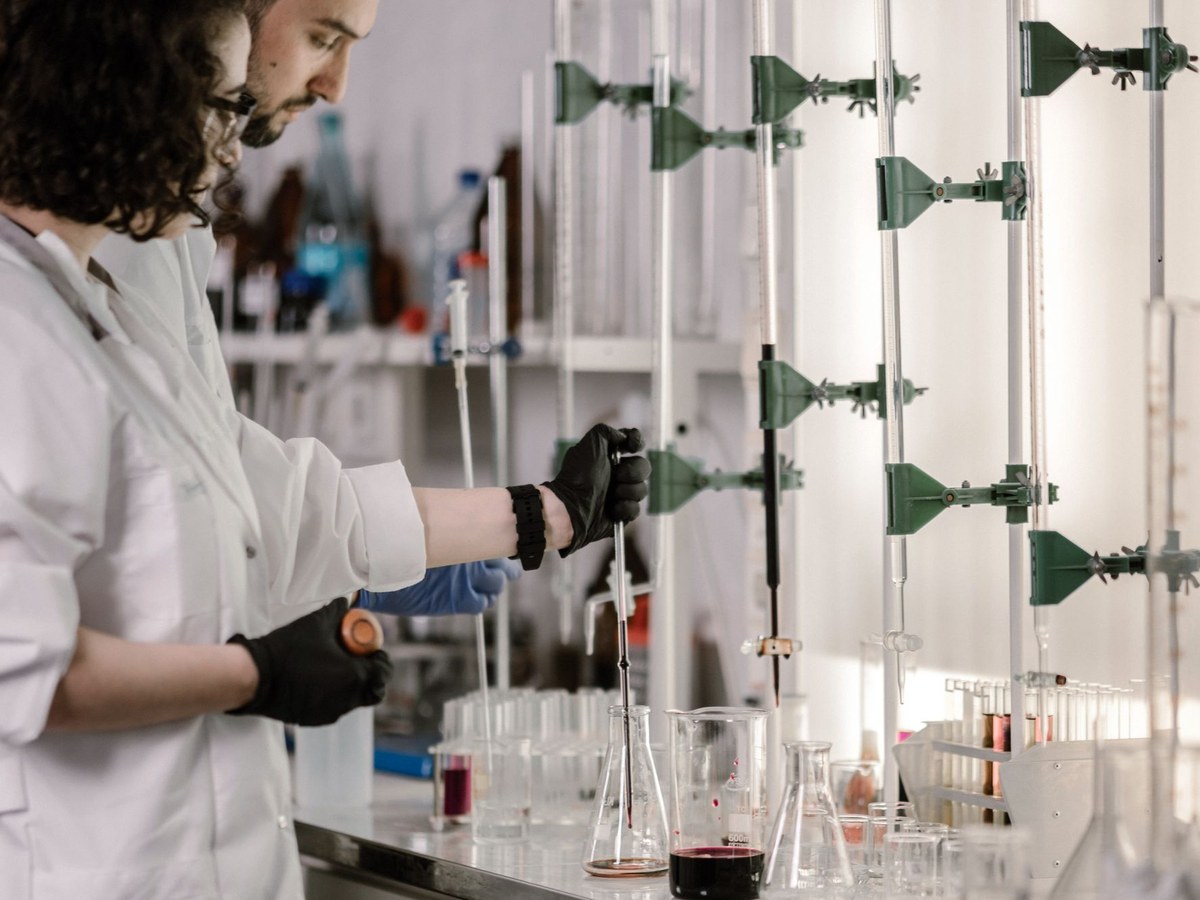 Cell culture handling in the laboratory
